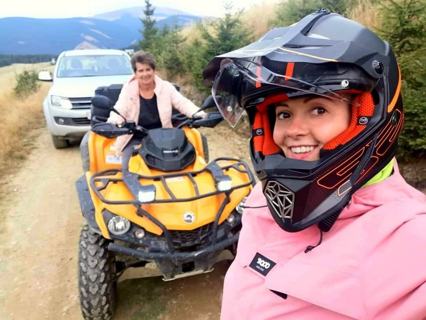 Gabi și Geta și un selfie roz. Fete de neoprit. (arhiva personală Gabi Ursu)