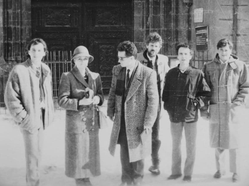 La absolvirea facultății, în 1991, lângă Biserica Neagră din Brașov. Cătălin Bia este al doilea din dreapta. Foto: Arhiva personală