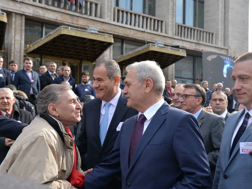 Liviu Dragnea, întâmpinat de un delegat la Congresul de la Sala Palatului. Foto: Iulia Marin