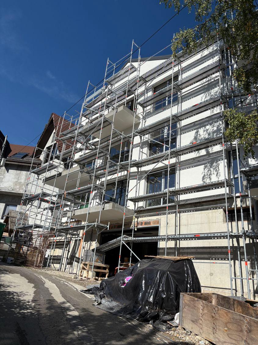 Blocul de pe strada Sitarilor, nr. 104 din Sinaia, parte din ansablul rezidențial MRS Residence nu e încă finalizat.
