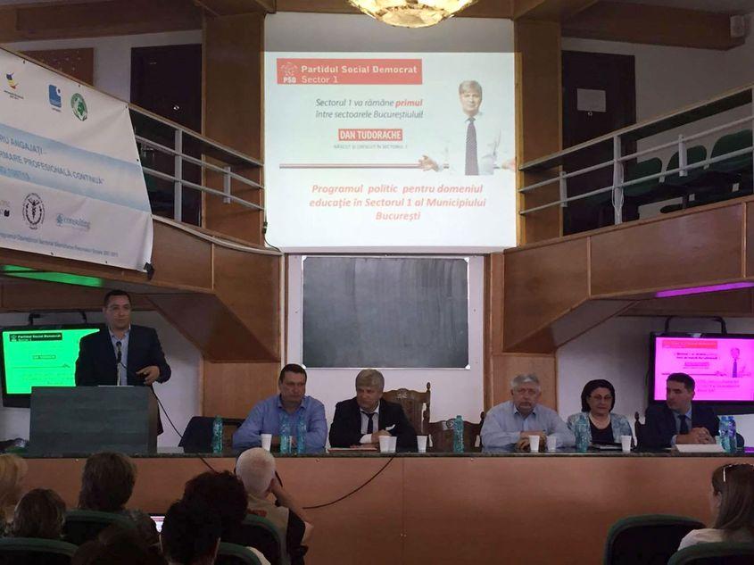 Victor Ponta e la microfon, iar pe ecran e proiectat programul candidatului Dan Tudorache (cel din mijloc, cu costum negru). Foto: Pagina de Facebook a lui Dan Tudorache