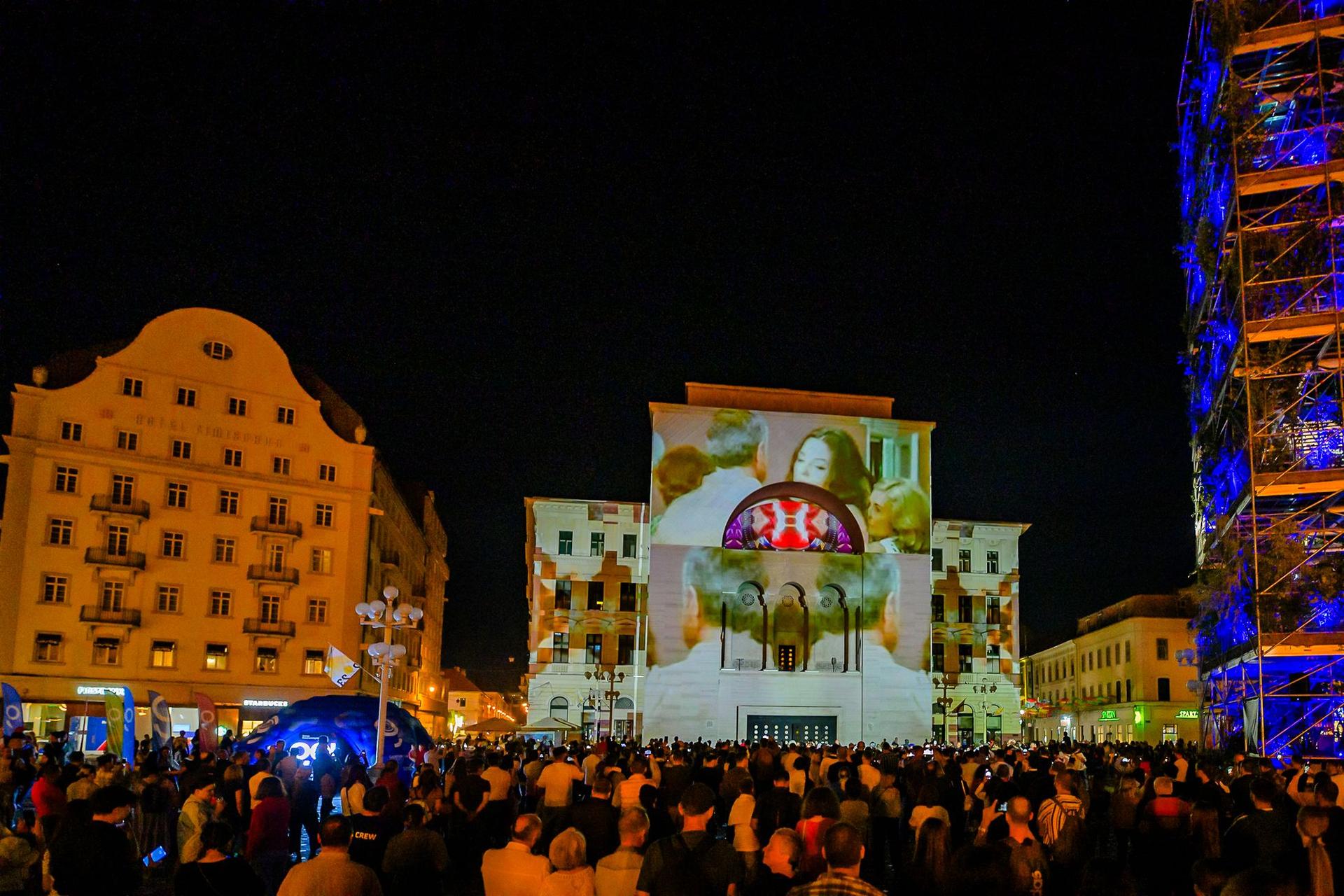 Deschiderea oficiala a evenimentului, din Piața Victoriei, cu un live show susținut de DJ K-lu & Aural Eye - video mapping pe clădirea Operei.