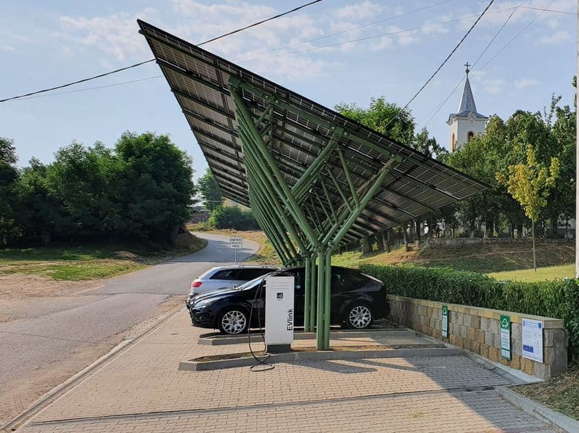 Parcarea primăriei Ciugud are o stație de încărcare a mașinilor electrice. Foto: Adrian Mihălțianu