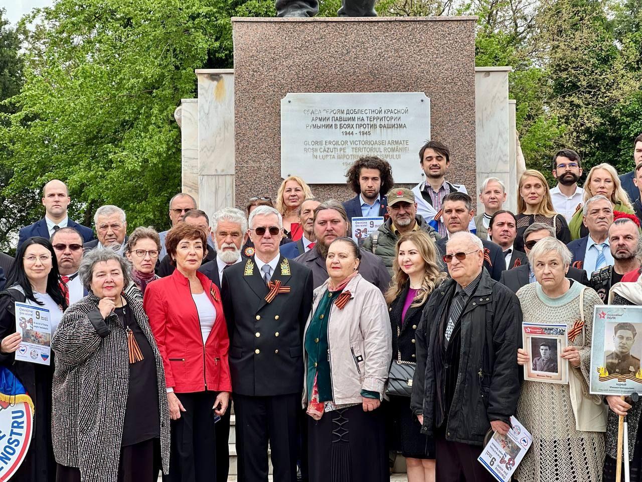 Vladimir Lipaev , ambasadorul Federației Ruse în România înconjurat de români susținători în mai 2026 la București în Cimitirul Eroilor Sovietici din Pipera. Sursa foto: pagina de Facebook a Ambasadei Rusiei în România.