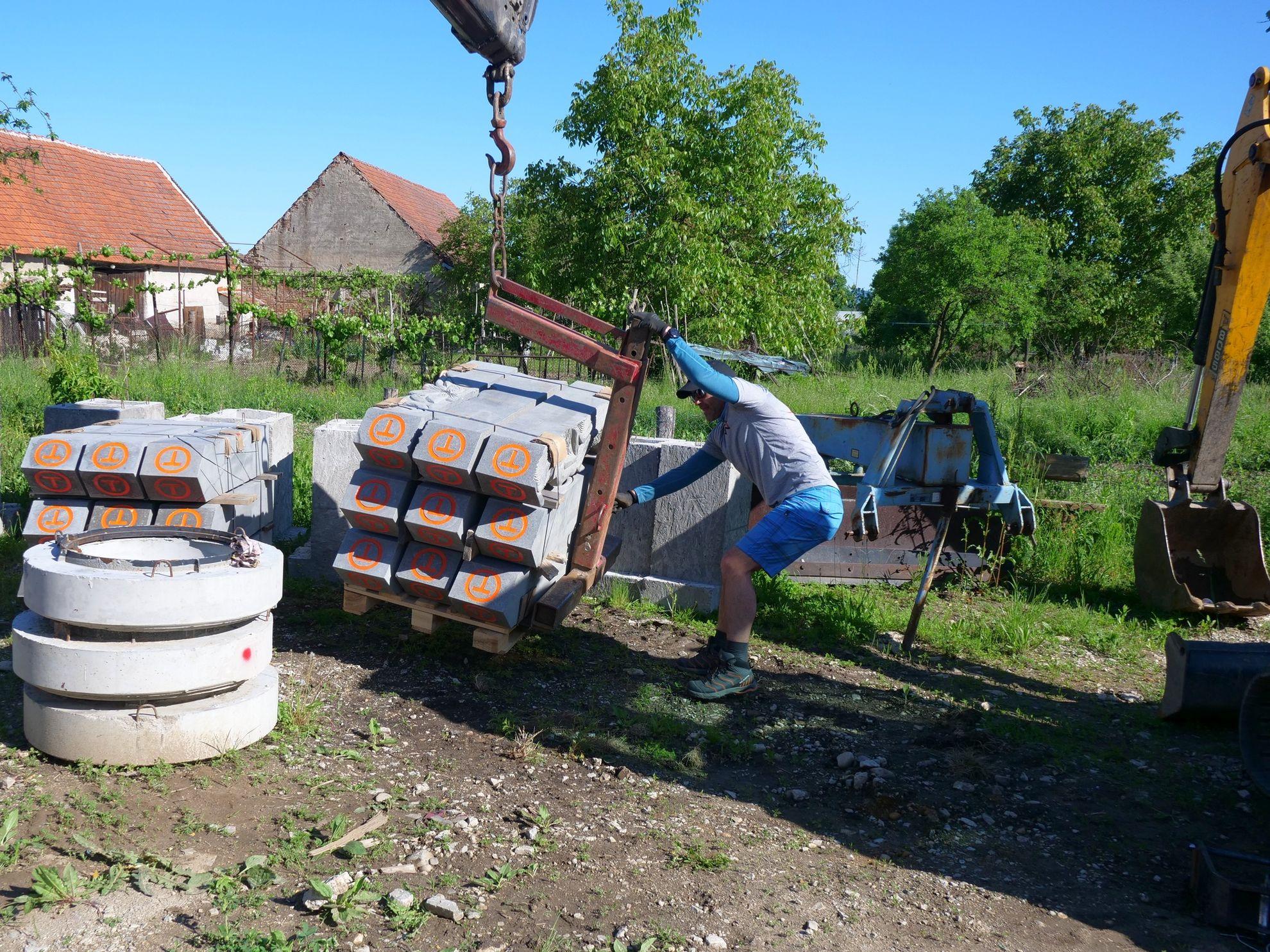 La descărat de borne în curtea primăriei din Comuna Beriu, Hunedoara