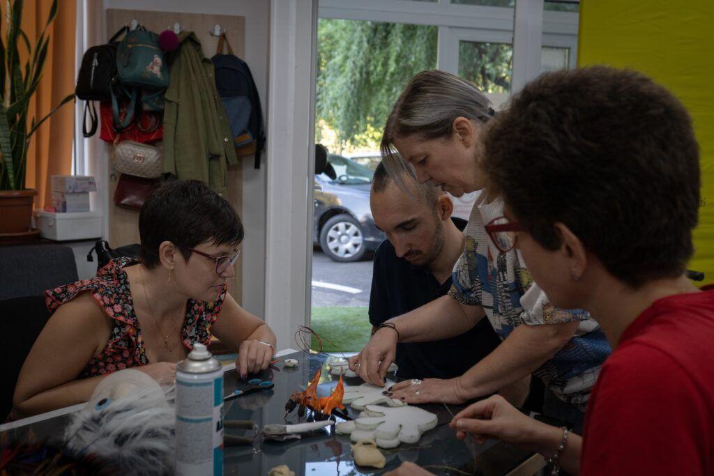 <em>Beneficiarii, în cadrul fiecărui atelier, au fost puși în situația de a face introspecții, de a-și descoperi resursele interioare cu scopul de a le valorifica. Foto: Andreea Câmpeanu</em>