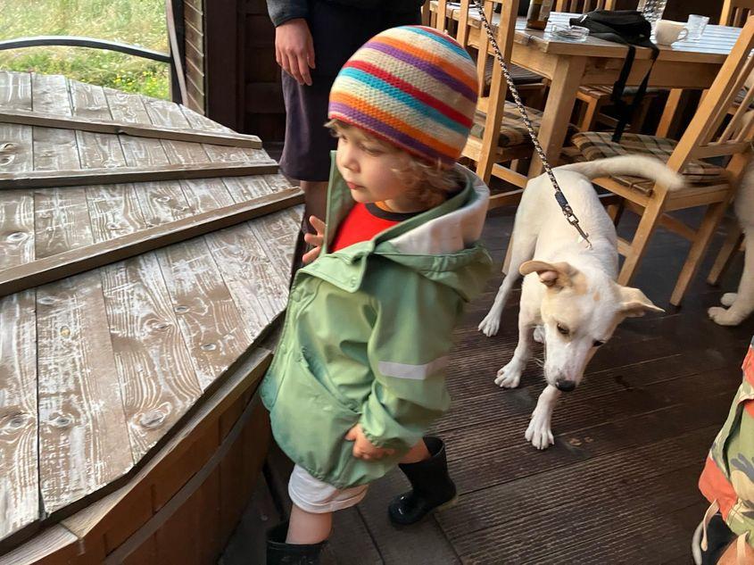 Ioji, în familia de foster din România, înainte de plecarea în străinătate. August 2023. Foto: arhiva personală.