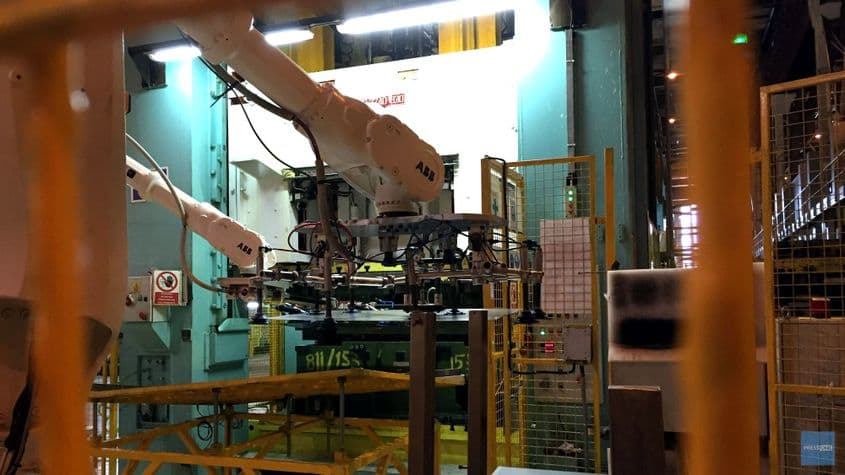 Roboții înlocuiesc oamenii mai ales în zonele periculoase de pe linia de fabricație