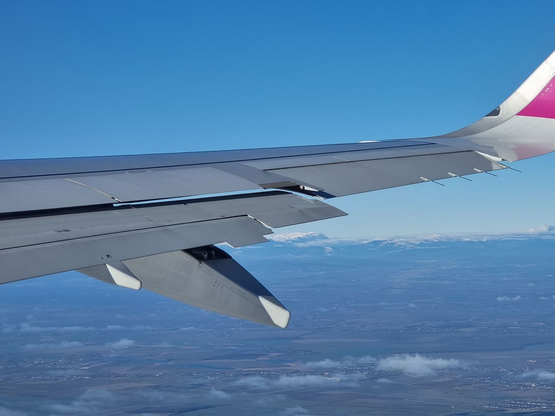 Subsemnatul a zburat anul acesta de șase ori în interes de serviciu, adăugând cel puțin 2.4 tone de CO2 (echivalent) în atmosferă. Aproape 5000 de kilometri parcurși cu trenul au emis „doar” 200 de kilograme de CO2, iar cei 5000 de kilometri cu mașina, tot „doar” 200 de kilograme, fiind împărțiți la 2 persoane. Total? Cel puțin 2.8 tone doar din necesitățile de mobilitate!