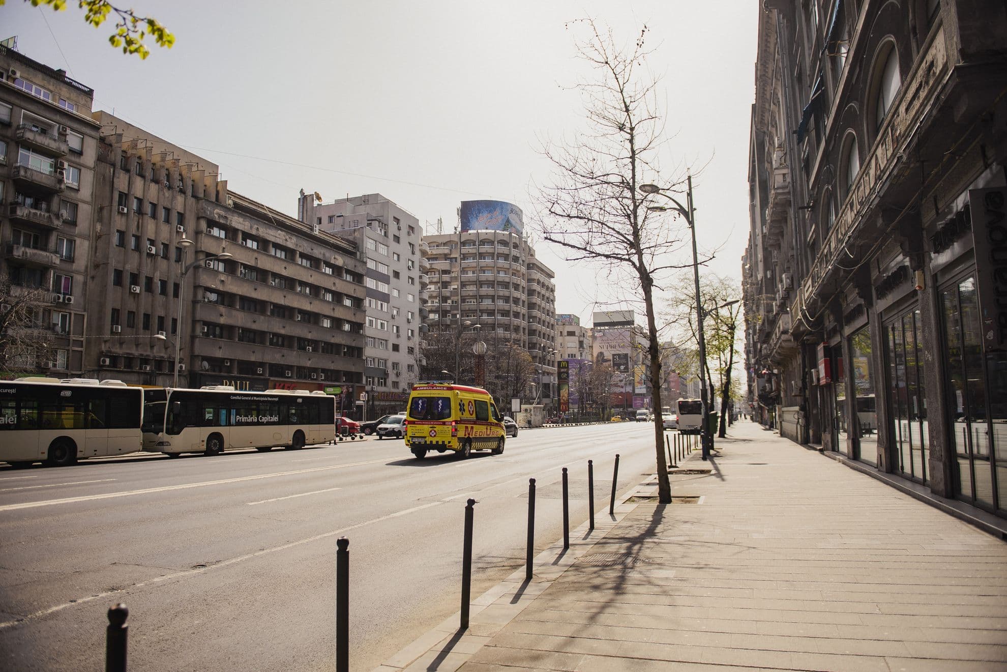 Bulevardul Magheru, altă dată străbătut de coloane de mașini, e traversat mai des de ambulanțe decât de autovehicule personale. Foto: Ioana Epure