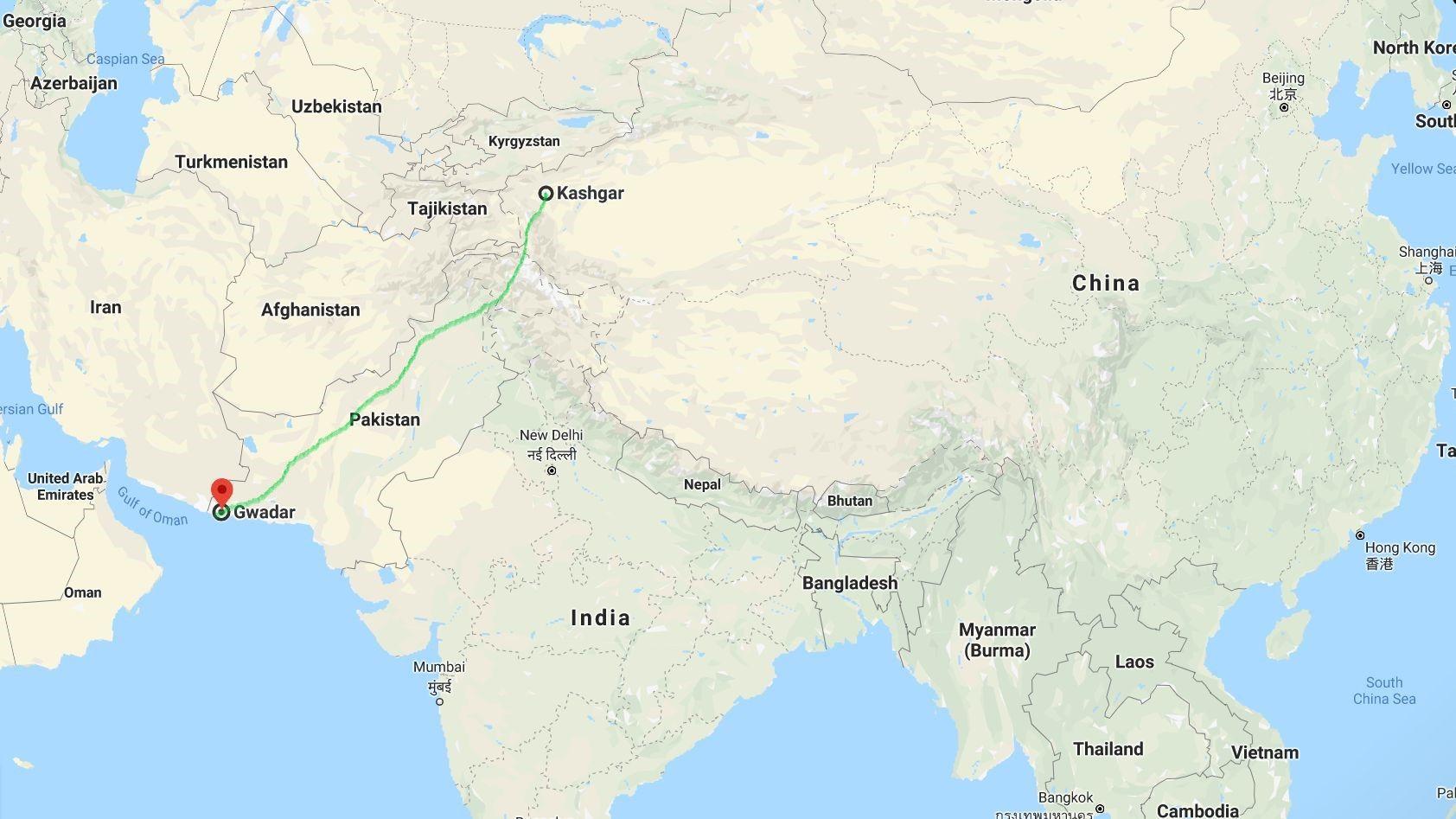 Este ușor de înțeles necesitatea strategică a Chinei de a deschide un culoar de transport rapid către Golful Oman și Marea Arabiei. I-ar permite transportul mult mai facil al mărfii pe uscat, ca alternativă la rutele maritime care pornesc din Marea Chinei de Sud și care pot fi amenințate cu o blocadă în Strâmtoarea Malacca. Foto: captură Google Maps