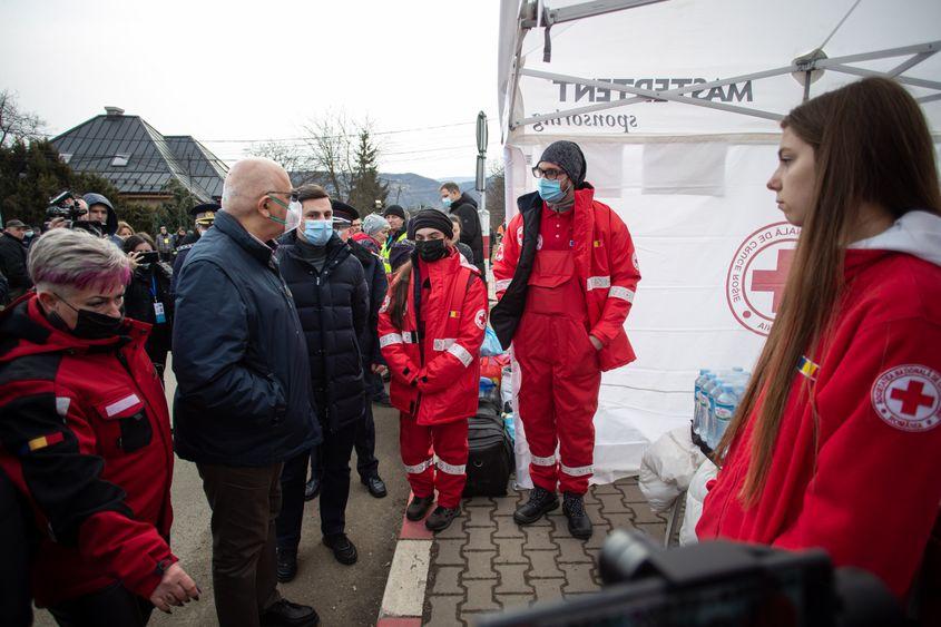 Raed Arafat sta de vorba cu voluntarii Serviciului Maltez in punctul de trecere vamal Sighetu Marmatiei, sambata 26 februarie 2022, INQUAM PHOTOS/Virgil Simonescu