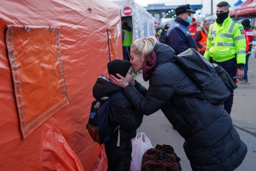 O mamă ucraineancă își sărută copilul ca să-l liniștească, la Vama Sighet, pe 6 martie 2022. Foto: Raul Ștef