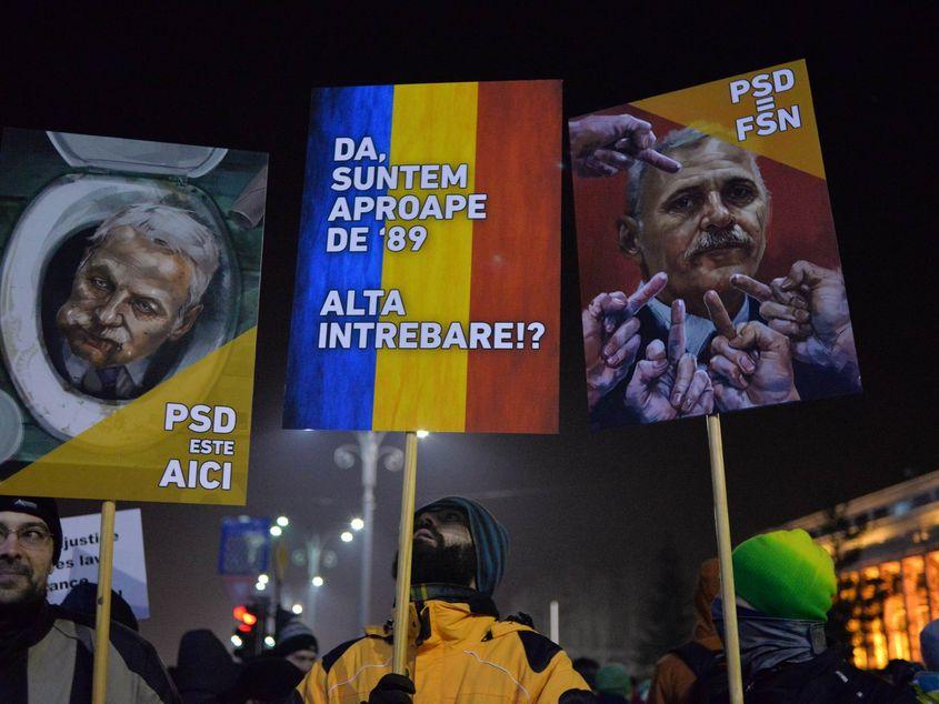 Pancarte din Piața Victoriei. Foto: Lucian Muntean