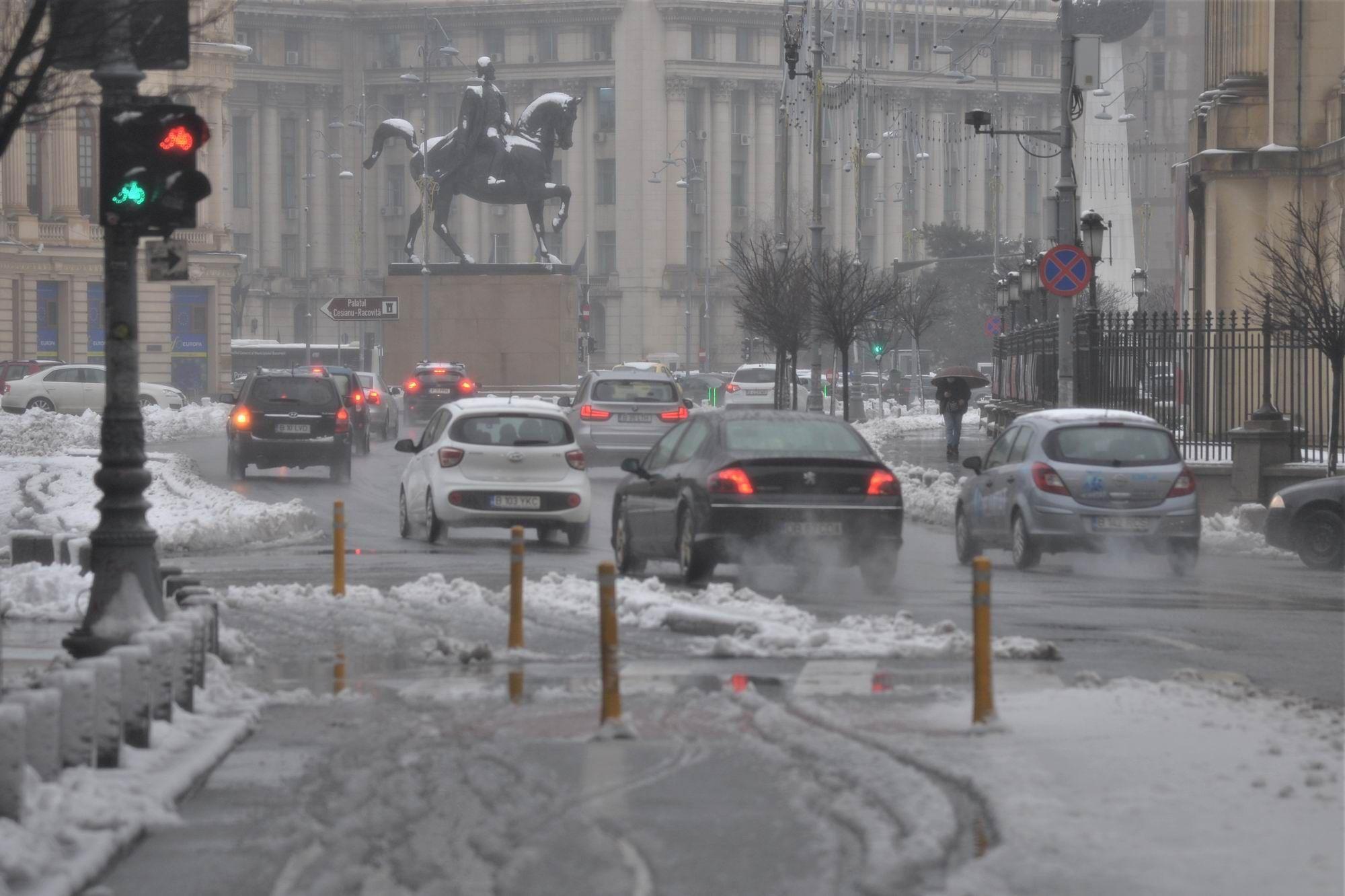 Trafic aglomerat și poluare pe Calea Victoriei. Foto Lucian Muntean