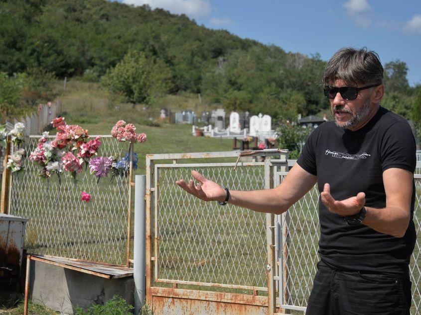 Mihajlo Vasiljević spune că sute de români sunt îngropați în zona fără cruci din cimitirul de la Novi Sip, Serbia. Fotografii: Lucian Muntean