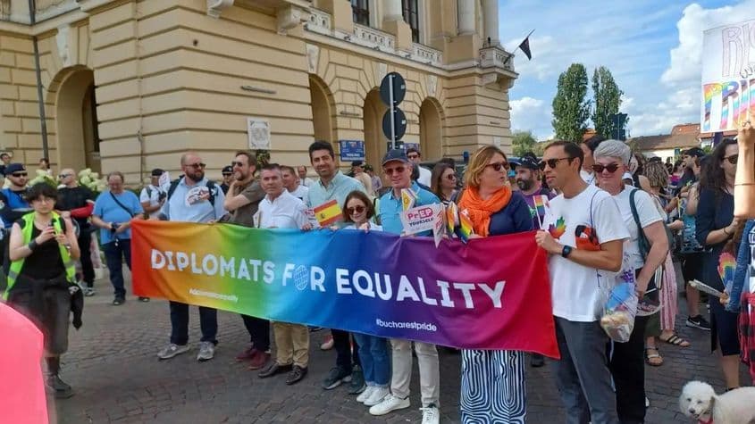 La Oradea Pride au participat între 400 și 700 de persoane, potrivit organizatorilor. Doar 55 dintre ele au fost identificate și amendate, iar criteriile după care au fost selectate nu sunt clare. FOTO: Ambasada Spaniei în România