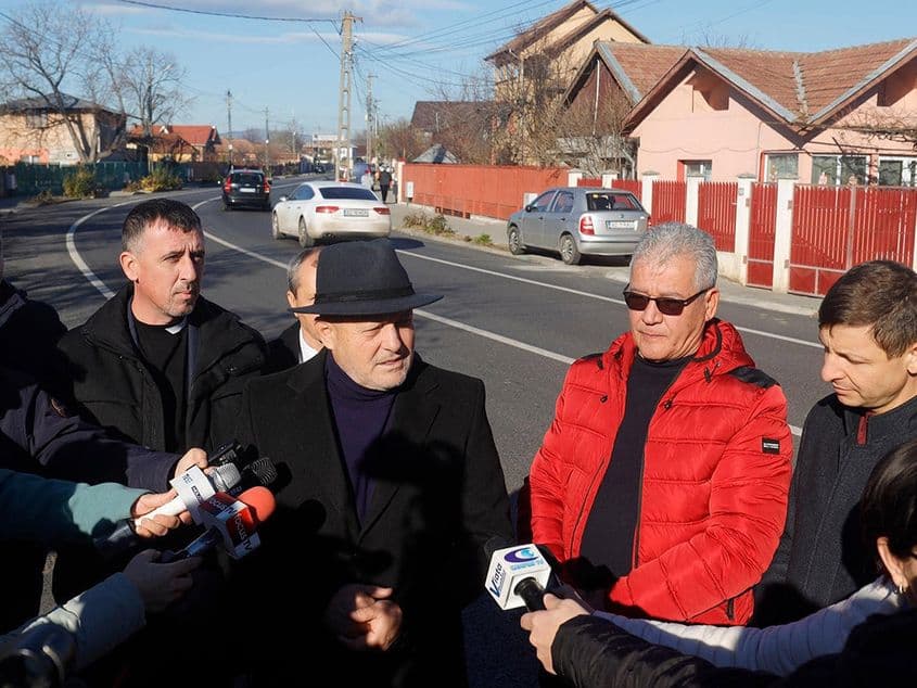 Vicepreședintele CJ Buzău, social-democratul Petre Emanoil Neagu, dă declarații de presă la finalizarea proiectului, alături de primarul din Mărăcineni, social-democratul Constantin Dumitru (sursa foto: PSD Buzău / Facebook)