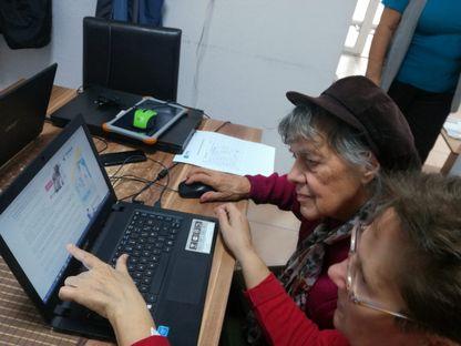 Centrul Digital pentru Femei sau cum înveți să scrii un email la 87 de ani