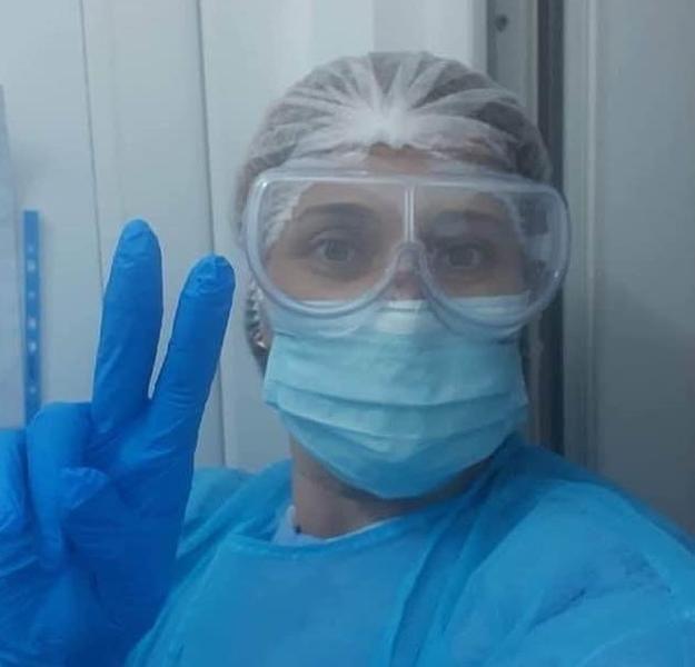 14 aprilie 2020, Lenuța Buta în timpul serviciului. Nouă zile mai târziu a fost confirmată ca fiind infectată cu SARS-CoV-2, iar pe 26 mai a fost înmormântată în satul bunicilor ei