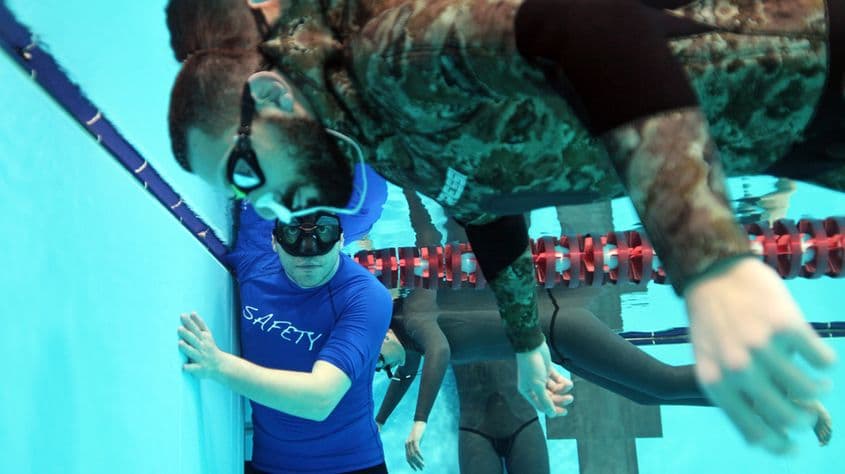 Adrian Sandu (cu barbă), la un antrenament în piscină. Foto: Arhiva personală