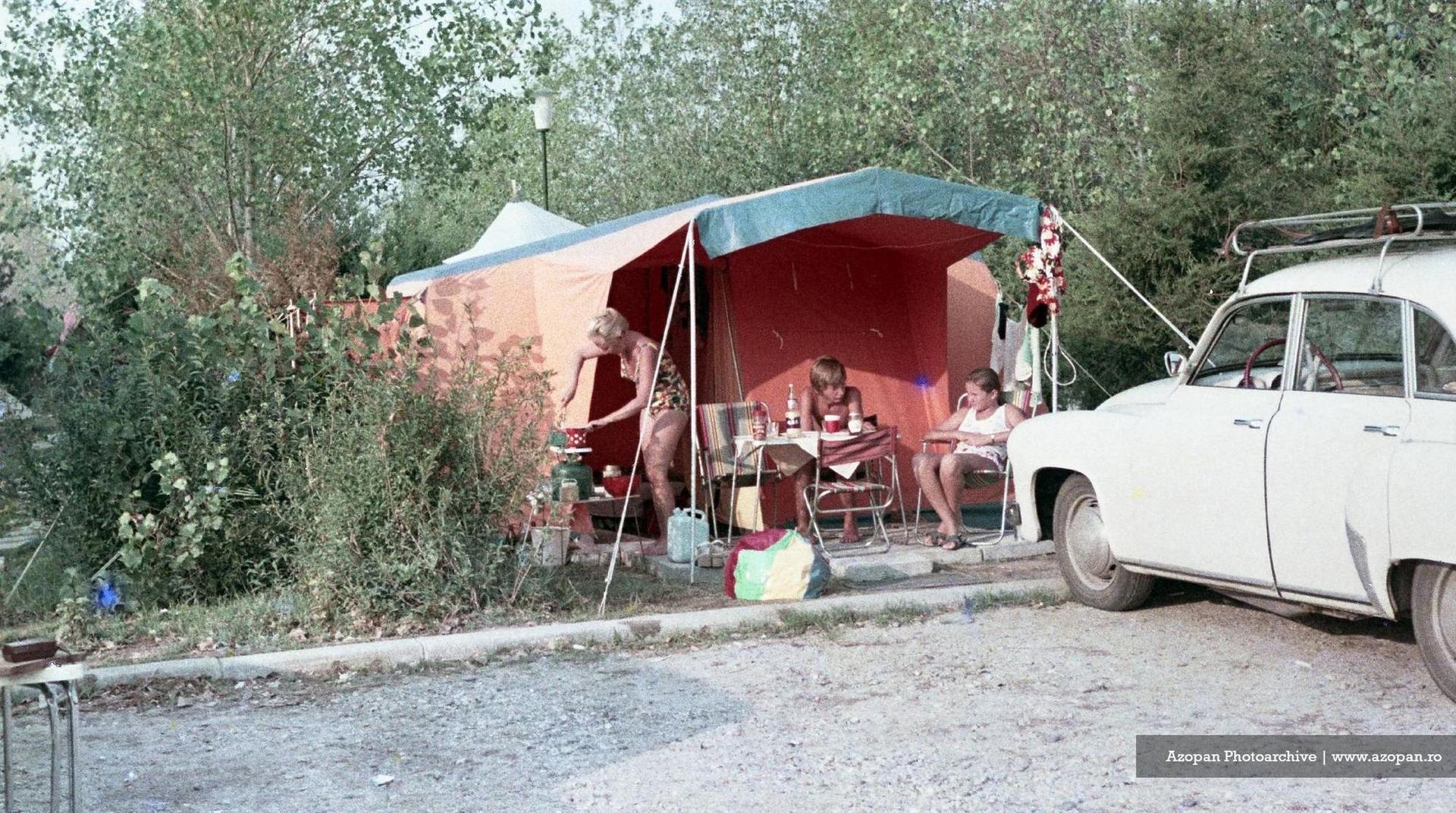 Campingurile erau soluția cea mai simplă pentru cei care nu corespundeau normelor tovărășești ce dădeau acces la hotelurile nomenclaturii. Foto: Lorand Bach - Fototeca Azopan