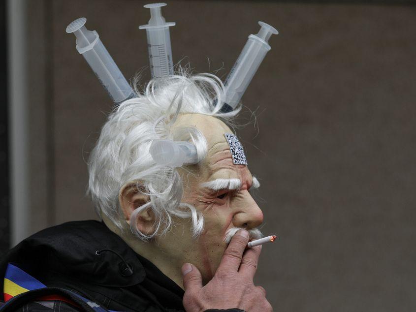 În România și conspiraționiștii fumează. 
 Inquam Photos / Octav Ganea