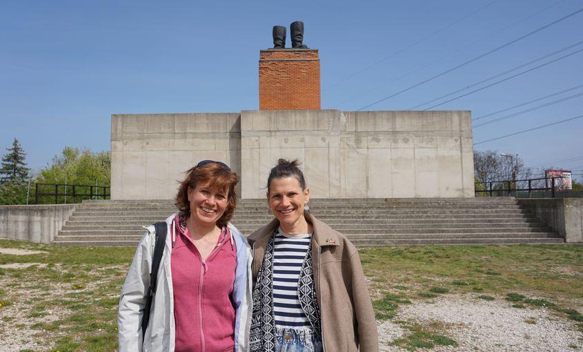 Ghizii Ildi (stânga) și Judit (dreapta) în dreptul întrării în Memento Park, un loc de veci al statuilor comuniste ce obișnuiau să fie expuse în oraș Foto: Irina Șerban