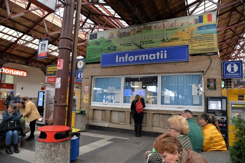 Întrebatul la ghișeu rămâne sfânt, în ciuda celor câtorva panouri instalate în gară. Foto: Lucian Muntean.