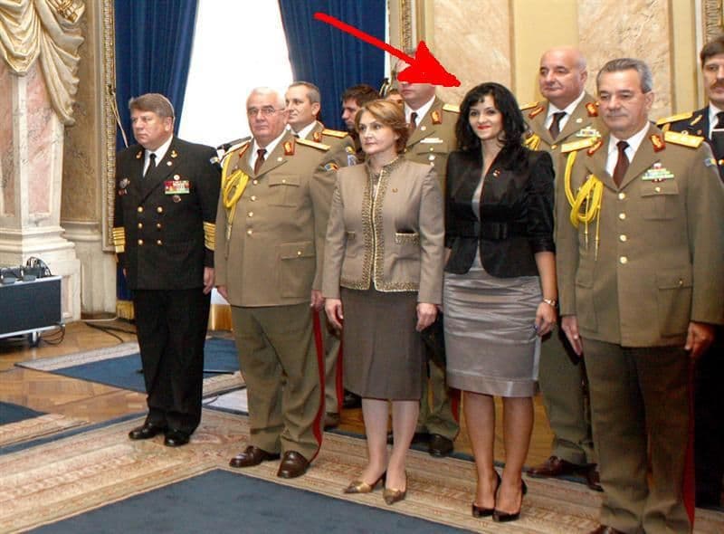 Adela Popescu (Neagu), cea indicată de săgeată, la o festivitate de la Cotroceni. Sursa foto: sutu.ro