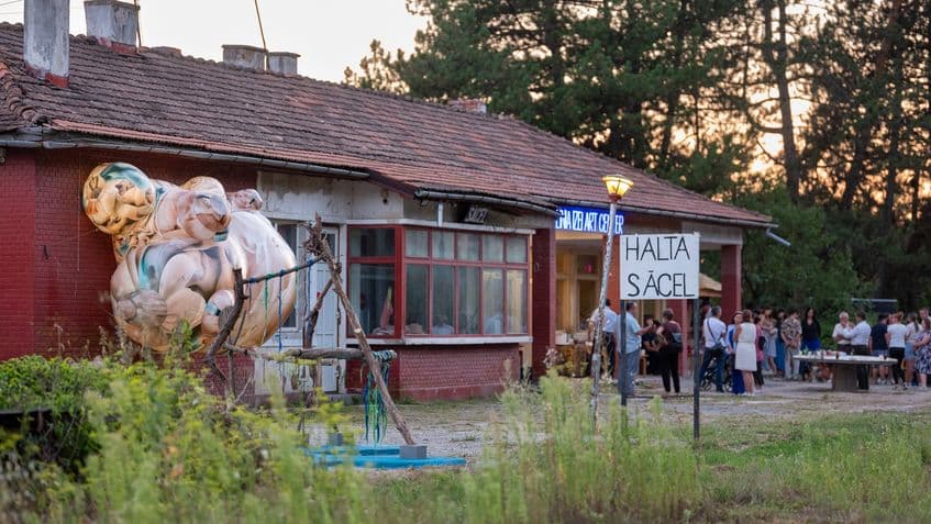 Clădirea gării Săcel, redusă la haltă și, până de curând, închisă călătorilor, are din această vară un alt rol: a devenit spațiu pentru expoziții de artă contemporană.
