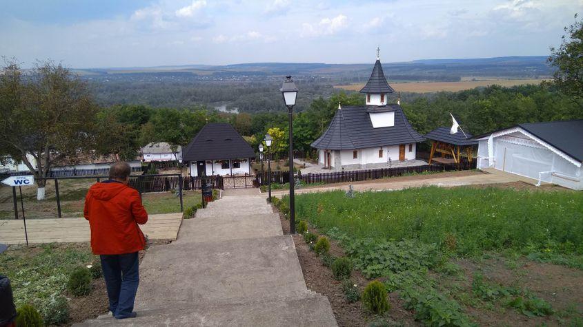 Ion vede pentru prima oară Prutul șerpuind în spatele casei lui Ioan Iacob Hozevitul. Sfântul îi va salva pe cei doi prieteni călători de la un mare necaz.