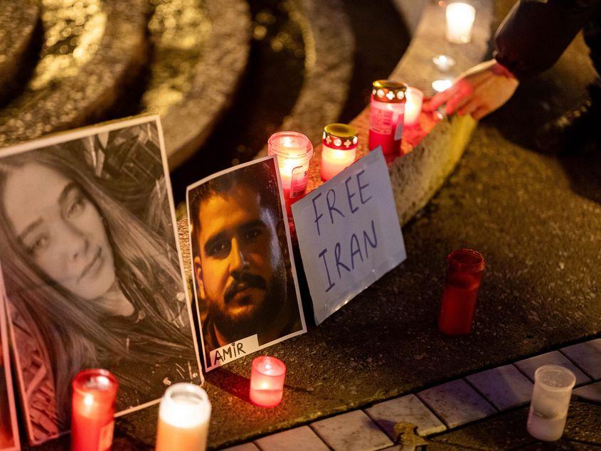 Mai multe persoane participă la un flashmob în semn de solidaritate cu victimele regimului dictatorial din Iran, în Timișoara, 17 ianuarie 2026 FOTO: Inquam Photos / Virgil Simonescu