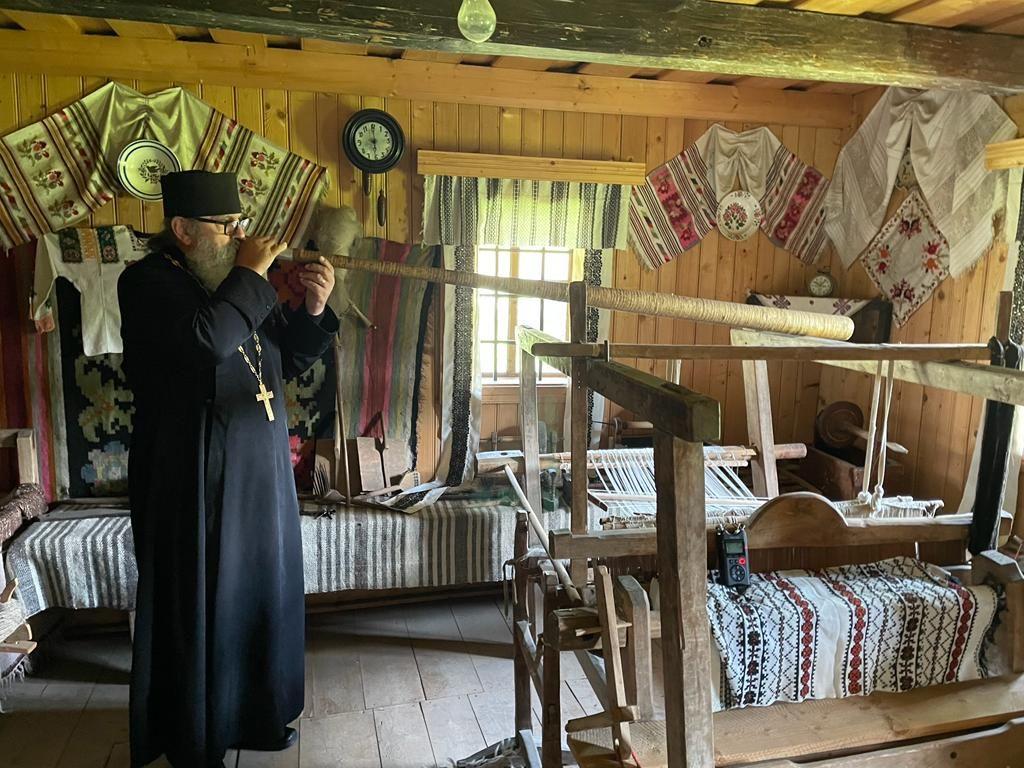 Preotul bisericii din satul Colacul, comuna Fundul Moldovei, cântând la tulnic. Foto: Arhiva personală Electric Brother