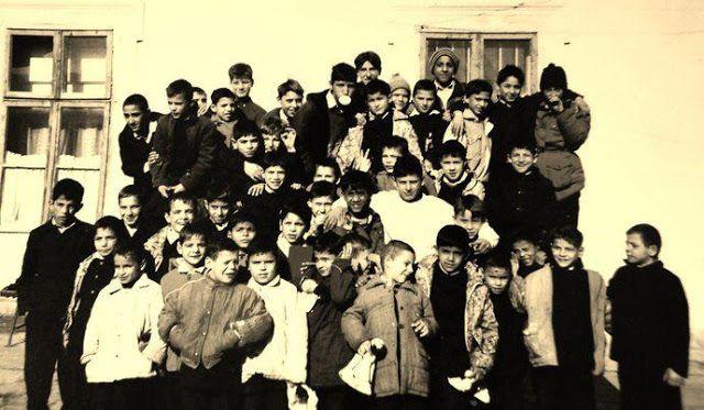 Poză de grup din 1995, de la orfelinatul din Corabia. Foto: Arhiva personală