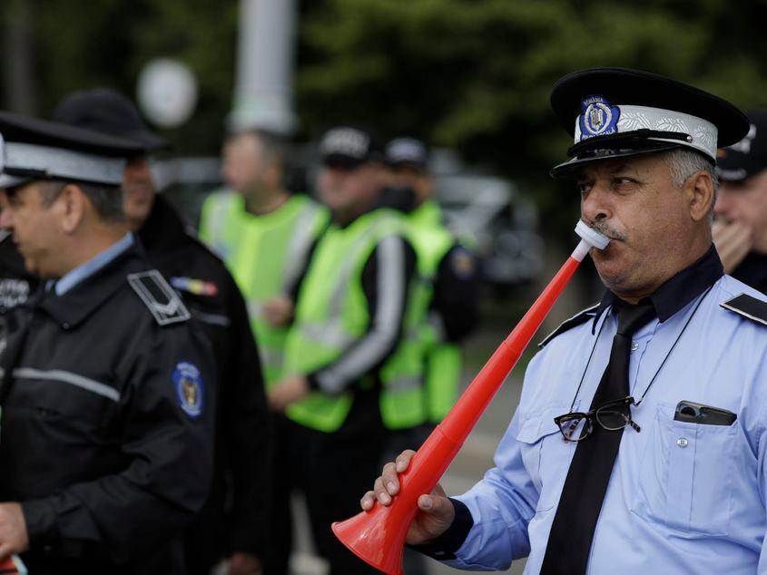 Reprezentanti ai Federației Naționale a Sindicatelor Unite din Poliția Locală România, afiliată la Blocul Național Sindical, protesteaza in Piata Victoriei din Bucuresti, 8 mai 2024. Inquam Photos / Octav Ganea