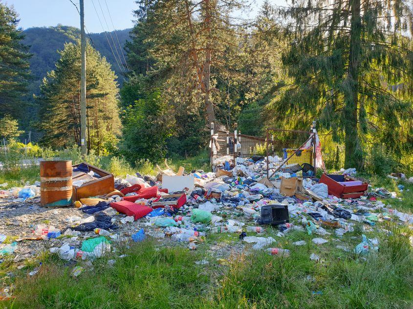 Poluare cu plastice în Apuseni. Foto © Raul Baldean | Dreamstime.com