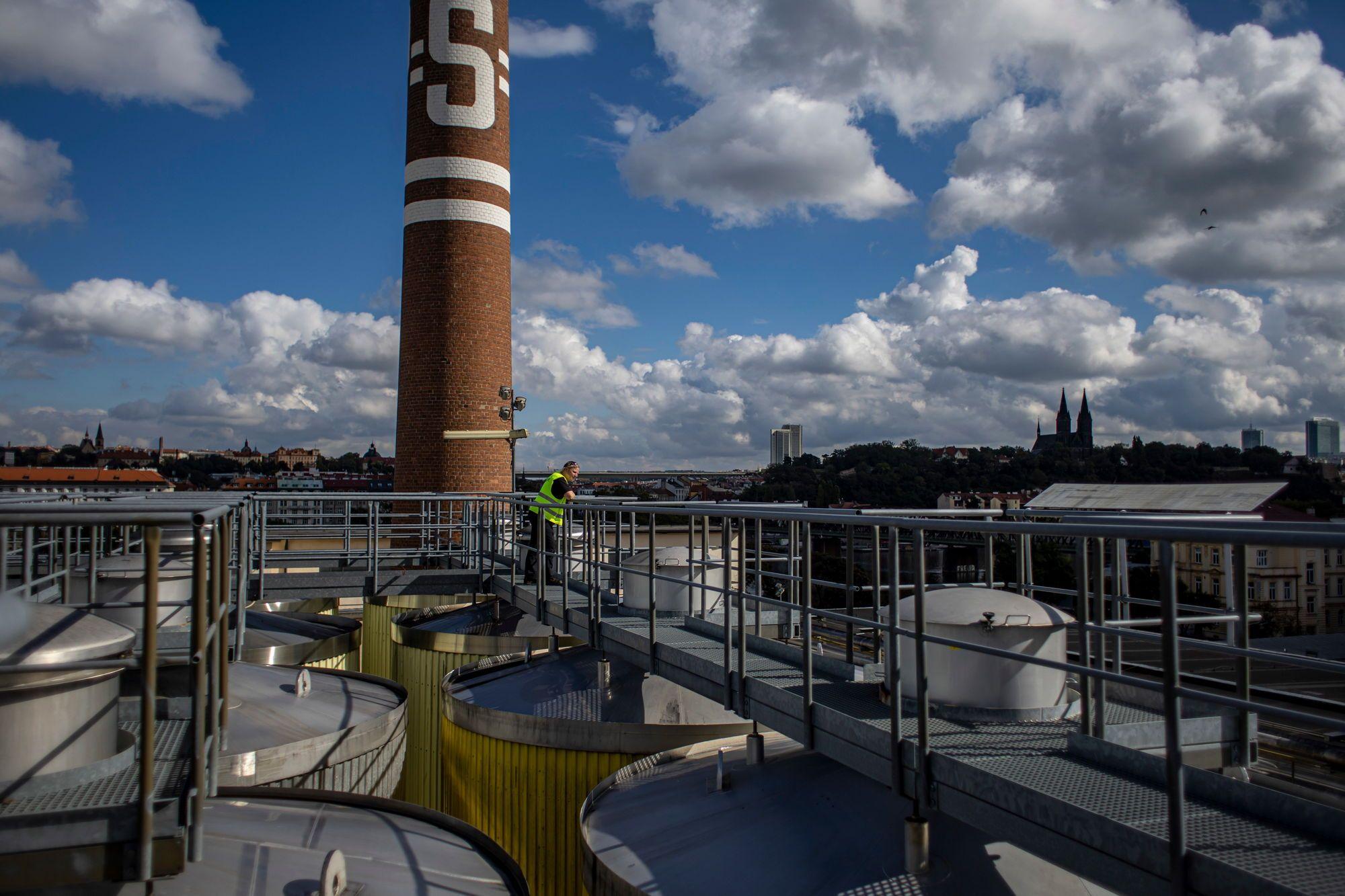 Nu doar energia are de suferit din cauza penuriei de gaz. Creșterea prețurilor la gaz afectează inclusiv alte industrii, precum cea a berii. Aceste companii cu consum intens de energie au început să ia măsuri: 27% dintre coroporațiile cu mai mult de 500 de angajați au început să concedieze angajați. Jumătate de litru de bere Pilsen costă acum 2.2 euro în orice bar din Praga, cu 60% mai mult decât acum câteva luni. Foto: EPA/MARTIN DIVISEK/ Agerpres