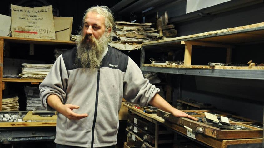 Răzvan are zeci de sertare în care păstrează literele din metal.