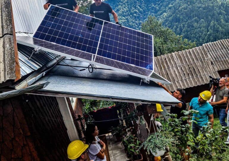 Instalatorii care doresc să facă parte din programul Casa Verde Fotovoltaice ar trebui să treacă printr-un proces de selecție mai dur, susțin experții consultați de PressOne. 
Foto: Gabriel Kolbay