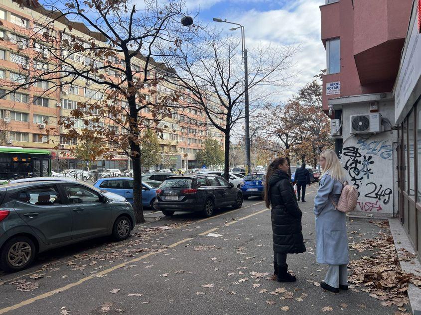 Alexandra* mimează veselă versurile unei melodi pe care o ascultă în căști, în drum spre locul de muncă. Foto: Popovici Luiza