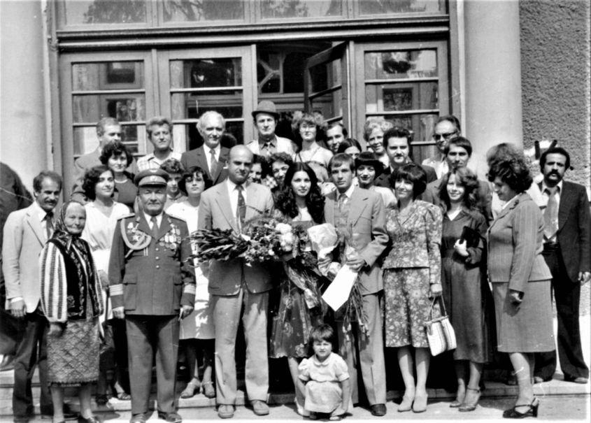 Profesorul în mijlocul clasei speciale de matematică, la întâlnirea de 10 ani de la absolvire.