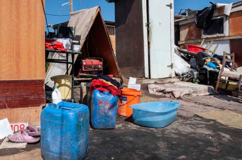 Apa pentru spălat e cărată cu bidoanele