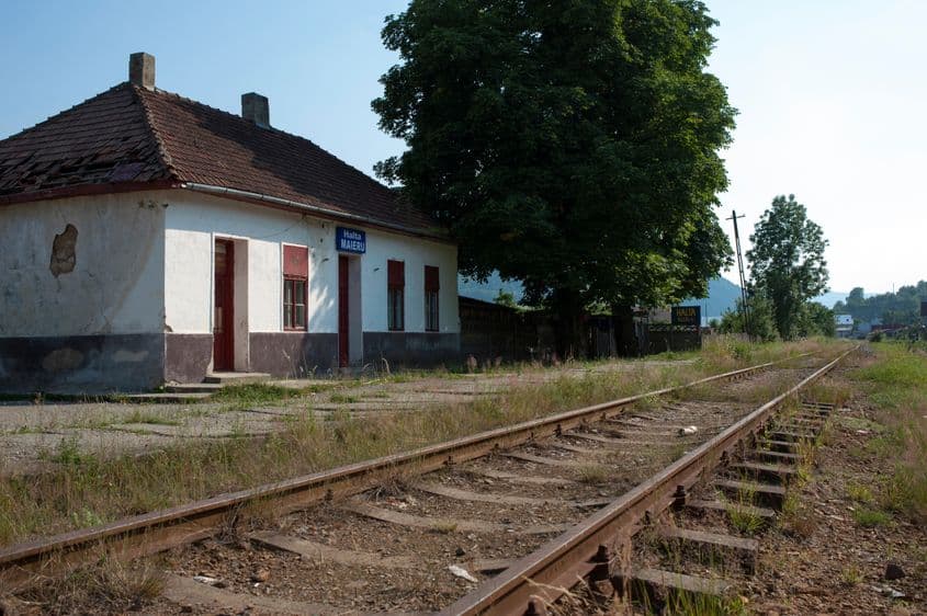 O legendă locală spune că în Maieru se făceau mulți copii din cauza unui tren care trecea la 5 dimineața și trezea toată comuna…