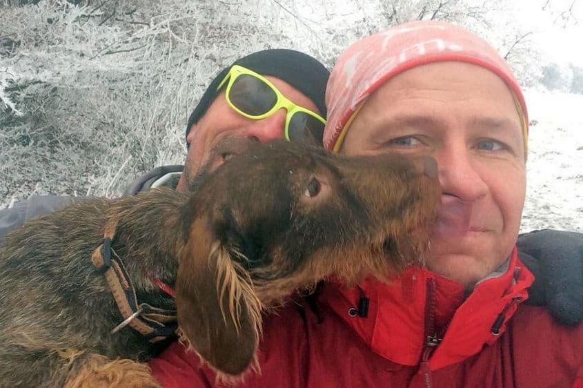 Puck, antrenându-și stăpânul (cel cu ochelari).