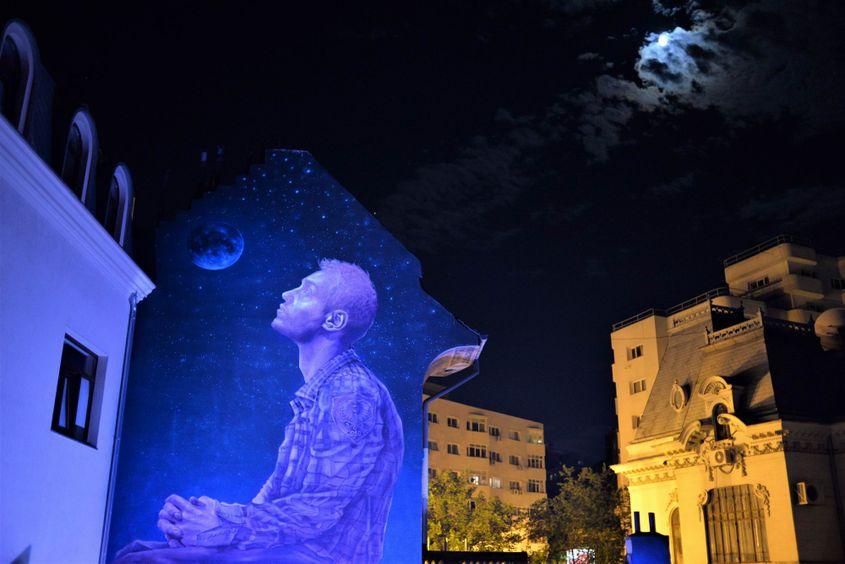 Muralul realizat de Sweet Damage Crew în Piața Lahovary din București, fotografiat în timpul nopții. Foto: Lucian Muntean