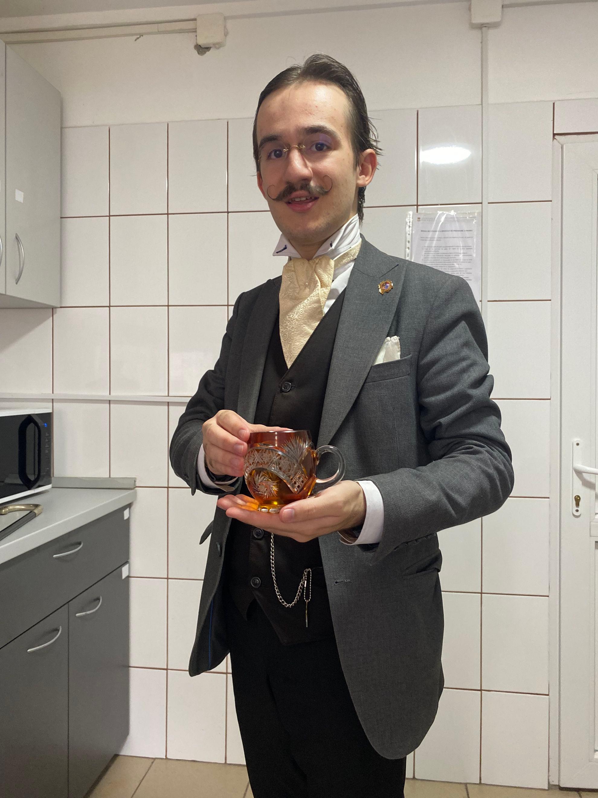 Mircea se îmbracă în costume de epocă și e atent la fiecare detaliu. Foto: Luiza Popovici /PressOne