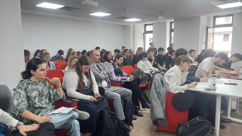 Subiectele discutate variază de la relații internaționale, politică și economie la filosofie, artă, teme sociale și psihologie. foto: Ana Coman / PressOne