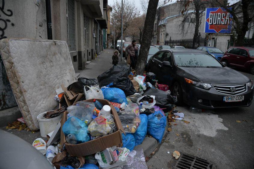 Deșeurile necontrolate aruncate în stradă nu au mai fost ridicate de firma de salubritate din strada Popa Tatu, Sector 1, București. Foto Lucian Muntean