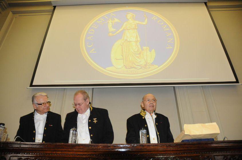 Academicianul Victor Voicu (foto, în stânga) ne-a recomandat să ne documentăm științific despre tehnologia 5G pe... Google. Foto Lucian Muntean